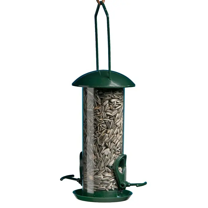 CocoBird Wildvogelfutter - 250 g - Dieser grüne Vogelfutterautomat ist mit Sonnenblumenkernen gefüllt und hängt an einem Baum. Er bietet Wildvögeln eine Futterquelle.