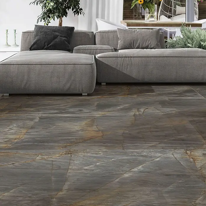 Feinsteinzeugfliese Theodis - L x B: 60 x 120 cm, Beige/Grau, Glänzend - Hier ist eine Nahaufnahme eines modernen grauen Sofas auf einem exquisiten, dunklen Bodenbelag mit auffälliger Marmorierung für ein stilvolles Interieur.