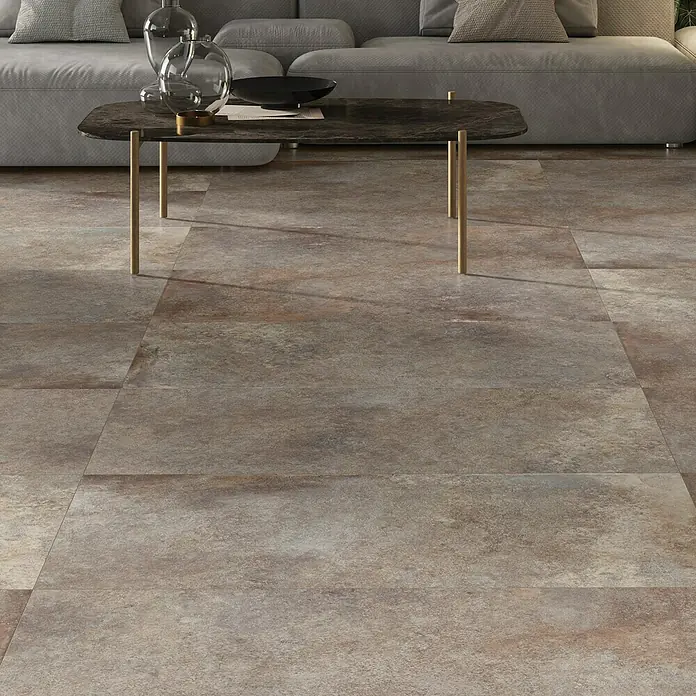 Feinsteinzeugfliese Sandy Beach - 59,7 x 119,7 cm, Grau/Beige, Matt - Nahaufnahme von Bodenfliesen in Natursteinoptik, die ein modernes Wohnzimmer mit Sofa und Couchtisch ergänzen.