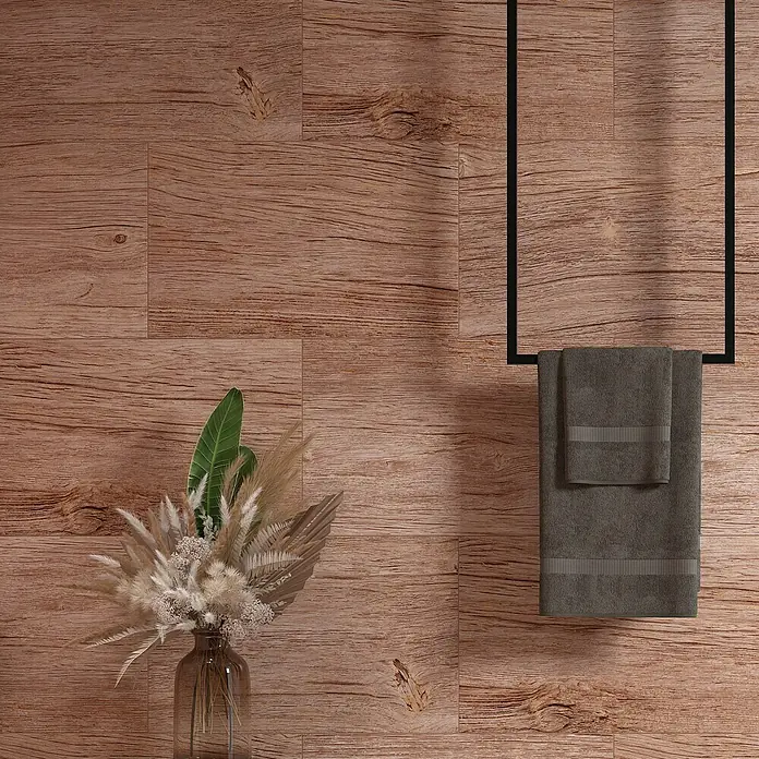 Feinsteinzeugfliese Quercia - 30 x 60 cm, Beige, Matt - Nahaufnahme eines Handtuchhalters mit grauen Handtüchern und dekorativer Vase auf einem Holzhintergrund.