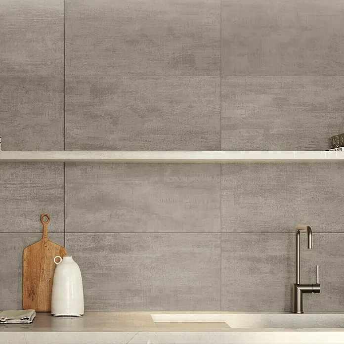 Atlas Concorde Solution Yorkshire Feinsteinzeugfliese Ash - 30 x 60 cm, Grau, Matt - Bild einer Küchenrückwand mit grauen Fliesen, einem Regal und einer Spüle. Moderne Küche mit stilvollem Design und neutralen Farbtönen.
