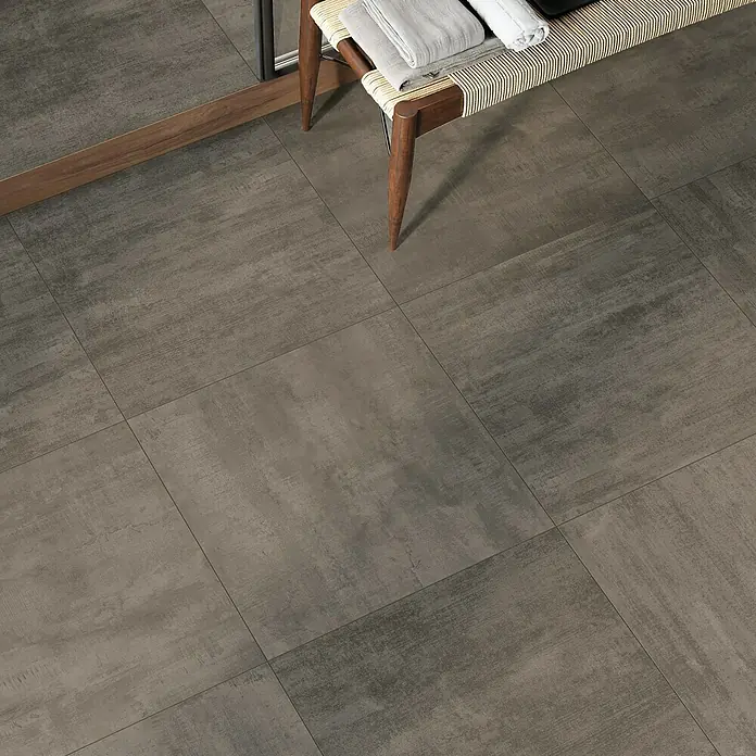 Atlas Concorde Solution Yorkshire Feinsteinzeugfliese Midnight - 60 x 60 cm, Anthrazit, Matt - Die Bodenfliesen in Steinoptik verleihen dem Raum einen Hauch von Eleganz. Das zeitlose Design passt perfekt zu modernen und klassischen Interieurs.