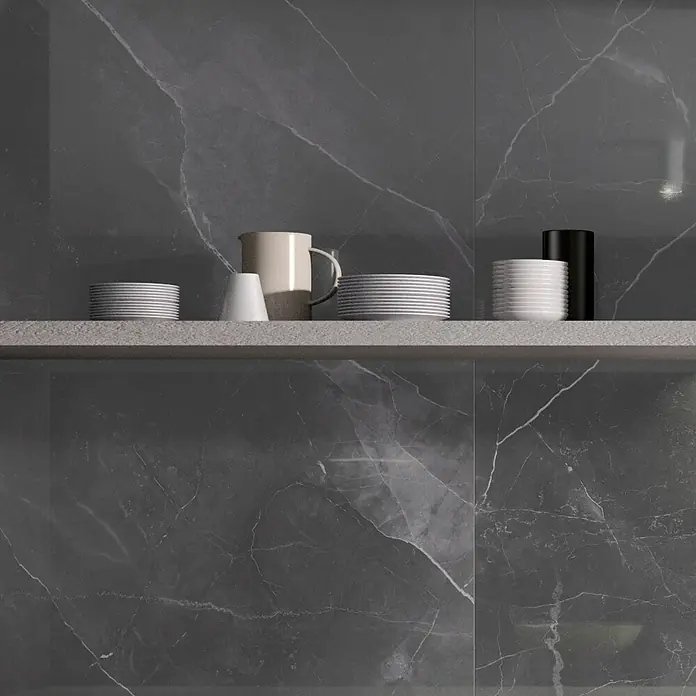 Feinsteinzeugfliese Amani Marble Light - 60 x 120 cm, Grau, Glänzend - Graue Marmorfliesenwand mit einer Ablage, auf der Geschirr steht, das ein modernes und elegantes Küchendesign zeigt.