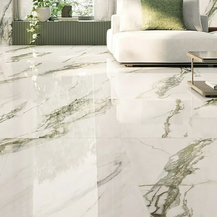 Feinsteinzeugfliese Calacatta - 60 x 120 cm, Weiß/Grün, Glänzend - Nahaufnahme von glänzenden Marmorbodenfliesen in einem stilvollen Wohnzimmer, die das elegante Design und die hochwertige Verarbeitung hervorheben.