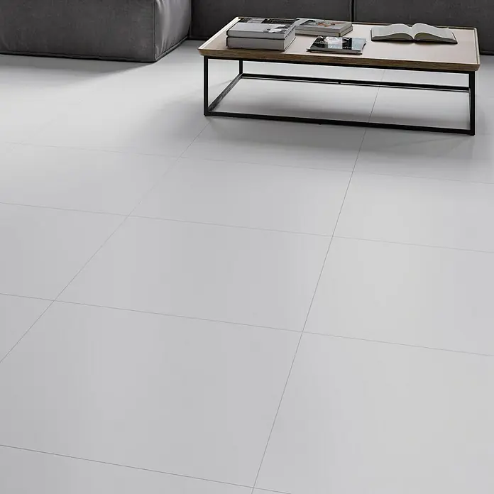 Feinsteinzeugfliese Super White - 59,8 x 59,8 cm, Weiß, Matt - Detailaufnahme von weißen Keramikfliesen, die ein modernes und helles Raumgefühl vermitteln, ergänzt durch einen stilvollen Couchtisch.