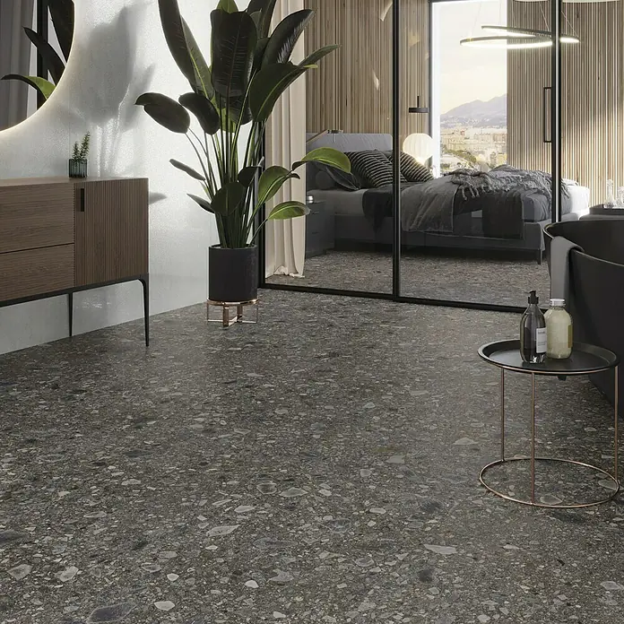 Feinsteinzeugfliese Terrazzo Ceppo - 119,7 x 119,7 cm, Schwarz, Glänzend - Das Bild zeigt einen modernen Raum mit einem stilvollen Terrazzoboden, der dem Design eine elegante Note verleiht.