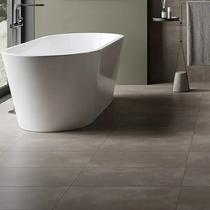 Feinsteinzeugfliese My Style - 30 x 60 cm, Taupe, Matt - Freistehende Badewanne in einem modernen Badezimmer mit grauen Fliesen und minimalistischem Design. Die Badewanne ist das zentrale Element des Raumes.