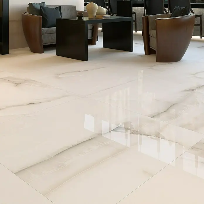 Feinsteinzeugfliese Mirage - 100 x 100 cm, Bone, Glänzend - Elegantes Interieur mit glänzenden, hellen Fliesen. Das Design strahlt Luxus und Modernität aus, ideal für stilvolle Wohnräume.
