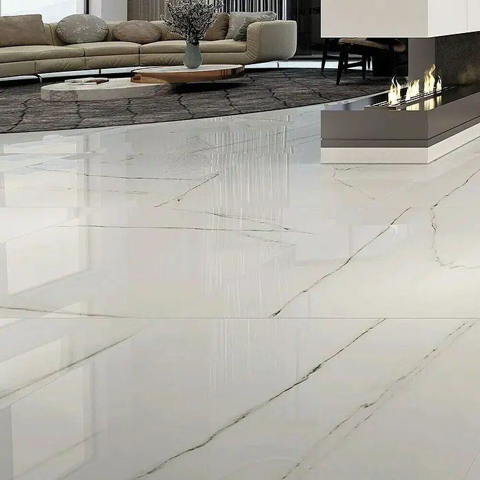 Feinsteinzeugfliese Statuario - 100 x 100 cm, Weiß/Grau, Glänzend - Hochglanzpolierte, weiße Marmorfliesen mit markanten dunklen Adern verleihen diesem Wohnraum Eleganz und einen modernen Look.