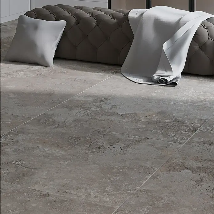 Feinsteinzeugfliese Camarque - 100 x 100 cm, Grau, Matt - Nahaufnahme von grauen Bodenfliesen, die eine elegante und moderne Oberfläche für jeden Raum bieten.