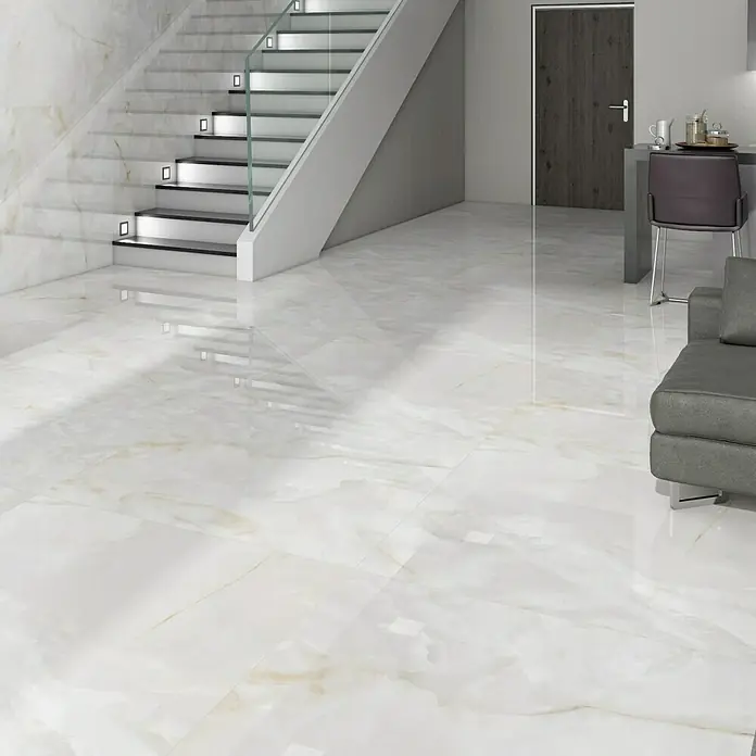 Feinsteinzeugfliese Onyx - 120 x 120 cm, Weiß, Glänzend - Innenaufnahme mit glänzenden weißen Fliesen, die eine luxuriöse und helle Atmosphäre schaffen. Perfekt für moderne Wohnräume.