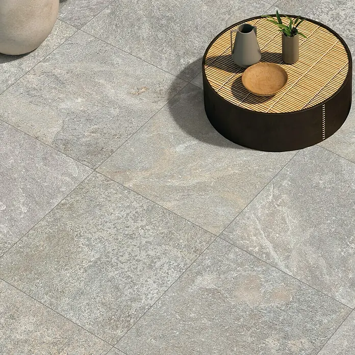 Terrassenfliese Click and Go Griechisch Quarzit - 60 x 60 cm, Grau, Matt - Nahaufnahme von großformatigen Bodenfliesen in Grau- und Beigetönen, die eine moderne und stilvolle Oberfläche schaffen.