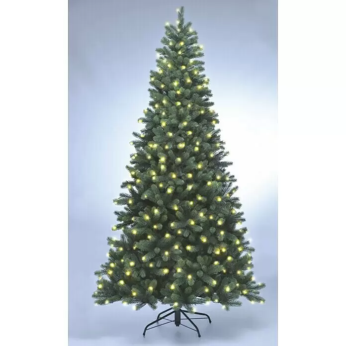 Xenotec Künstlicher Weihnachtsbaum - Höhe: 240 cm, Grün, LED-Beleuchtung - Vorbeleuchteter künstlicher Weihnachtsbaum mit warmweißen Lichtern auf einem schwarzen Ständer.