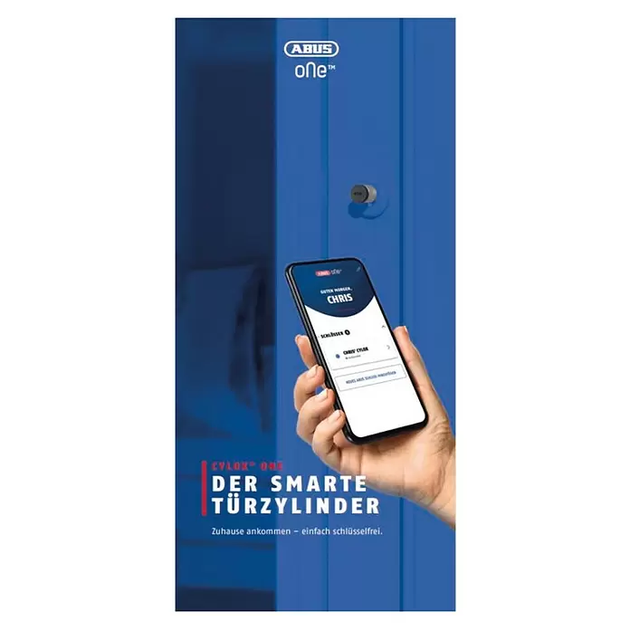 Abus Elektronisches Türschloss CYLOX™ One - Bedienung: Über App, Mit Schließung innen, Baulänge innen: 45 mm - 55 mm - Eine Hand steuert mit einer Smartphone-App einen smarten ABUS Türzylinder an einer blauen Tür für schlüssellosen Zugang.