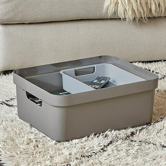 Sunware Einsatz Sigma Home M - Passend für: Sigma Home Aufbewahrungsbox 9 l/ 13 l/ 18l/ 24 l/ 25 l/ 32 l, Kunststoff - Grauer Aufbewahrungsbehälter mit kleinerem Einsatz für Fernbedienung und Kleinigkeiten auf einem Teppich. Praktische Ordnungshilfe für Wohnräume.