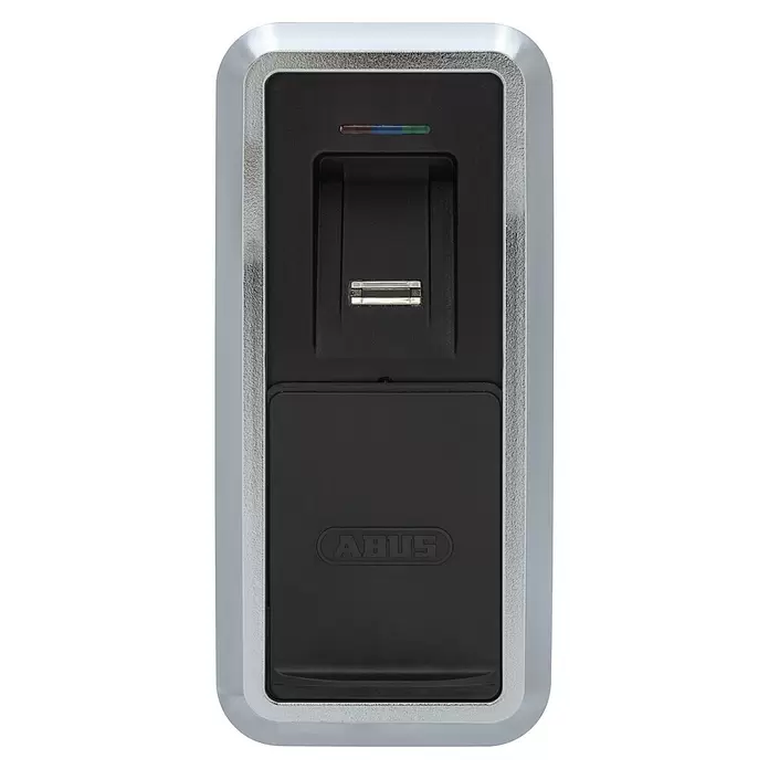 Abus HomeTec Pro Fingerabdruck Lesegerät CFS3100S - L x B x H: 29 x 67 x 143 mm, Schwarz / Silber - Silbergerahmtes schwarzes Fingerabdruck-Zutrittskontrollgerät mit Anzeigen und ABUS-Logo.