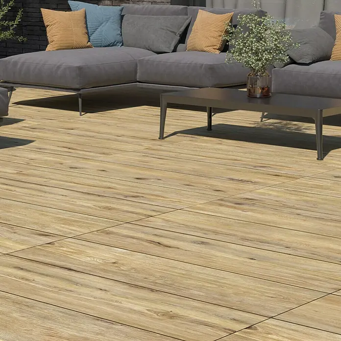 Terrassenfliese Garden Rustbrown 2.0 - 39,7 x 119,7 x 2 cm, Braun, Matt - Elegantes Outdoor-Sitzarrangement mit Terrassenfliesen in Holzoptik, die eine warme und natürliche Atmosphäre schaffen.