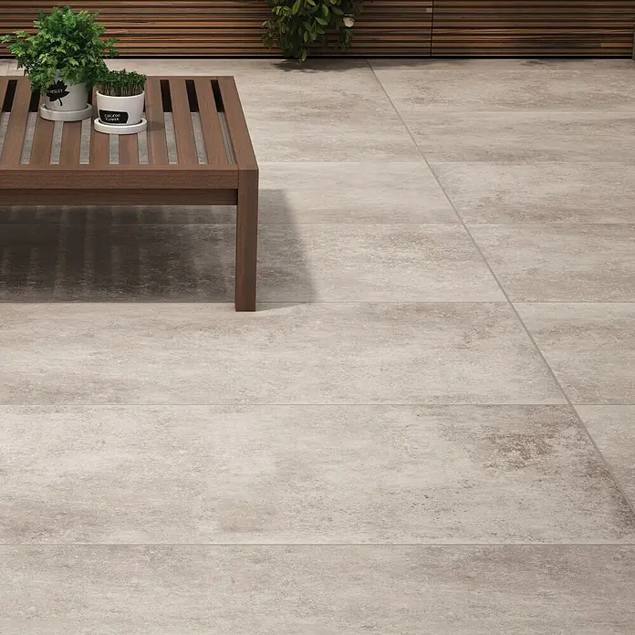 RAK Ceramics Terrassenfliese Volterra 2.0 - 60 x 120 x 2 cm, Sandgrau, Matt - Bodentextur mit hellgrauen Fliesen. Die Bodenfliesen sind rechteckig und bilden ein dezentes Muster, das die Eleganz des Designs unterstreicht.