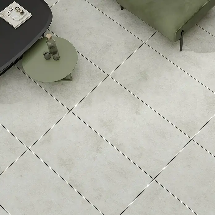 Cersanit Terrassenfliese Metropolis - 59,3 x 119,3 x 2 cm, Light Grey, Matt - Nahaufnahme von grauen Bodenfliesen, die ein modernes und minimalistisches Design aufweisen, perfekt für jeden Wohnraum.