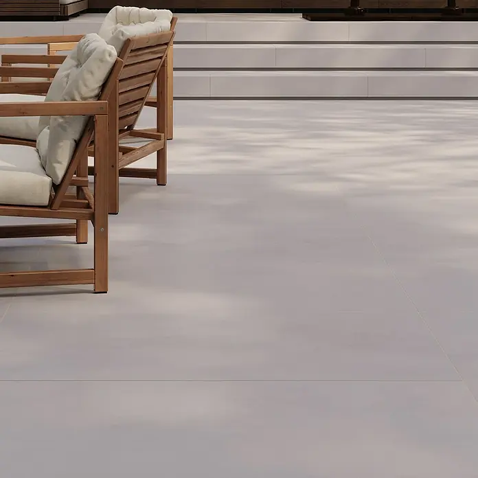 Terrassenfliese Modena - 60 x 120 x 2 cm, Dusty/Grau, Matt - Elegante Outdoor-Möbel auf hellgrauen Bodenfliesen. Das helle Design und die ruhige Atmosphäre laden zum Verweilen ein.