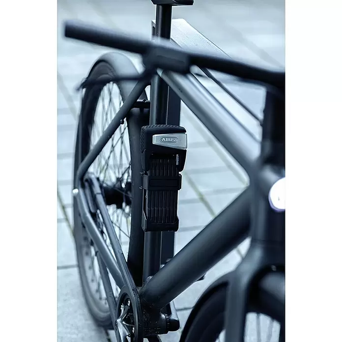Abus Faltschloss BORDO™ One 6500A/110 - Länge: 110 cm - Schwarzes ABUS Faltschloss am schwarzen Fahrradrahmen montiert.
