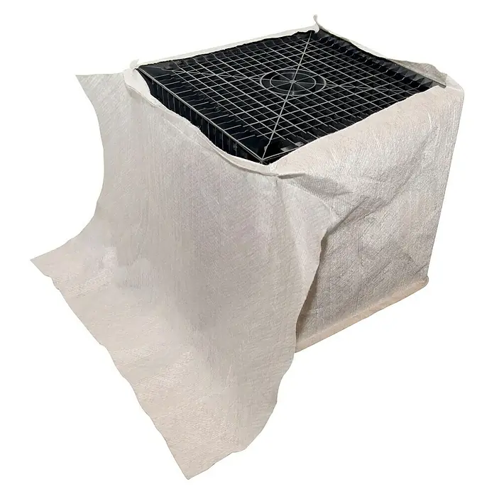 ACO Sickerbox - 60 x 60 x 60 cm, 205 l - Ein quadratischer Pflanzkasten mit schwarzem Gitterrost, umhüllt von einem weißen Stoff, der das Produkt vor Umwelteinflüssen schützt.