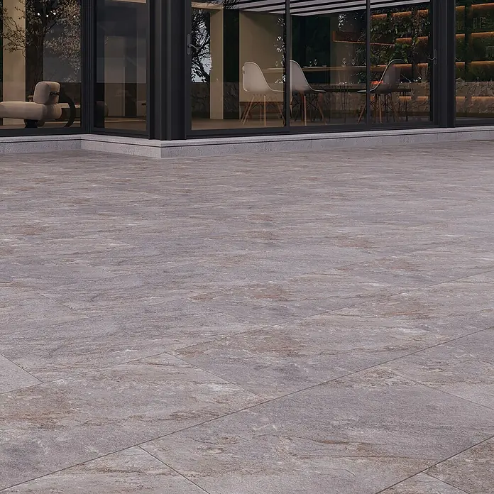 Terrassenfliese Arctec - 80 x 80 x 2 cm, Hellgrau, Matt - Bild eines Bodens mit grauen Steinzeugfliesen im Außenbereich, der eine moderne und stilvolle Atmosphäre erzeugt.