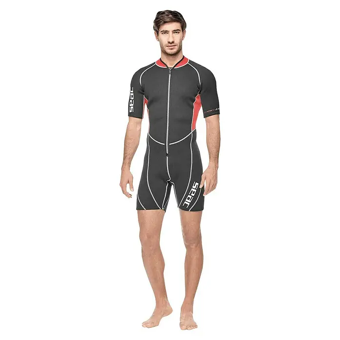 Seac Sub Traje de neopreno Ciao - Tamaño: L, Plástico, Apto para: Caballeros - Un hombre con un neopreno negro de SEAC con detalles rojos y piernas cortas. Perfecto para deportes acuáticos, ofrece confort y flexibilidad.