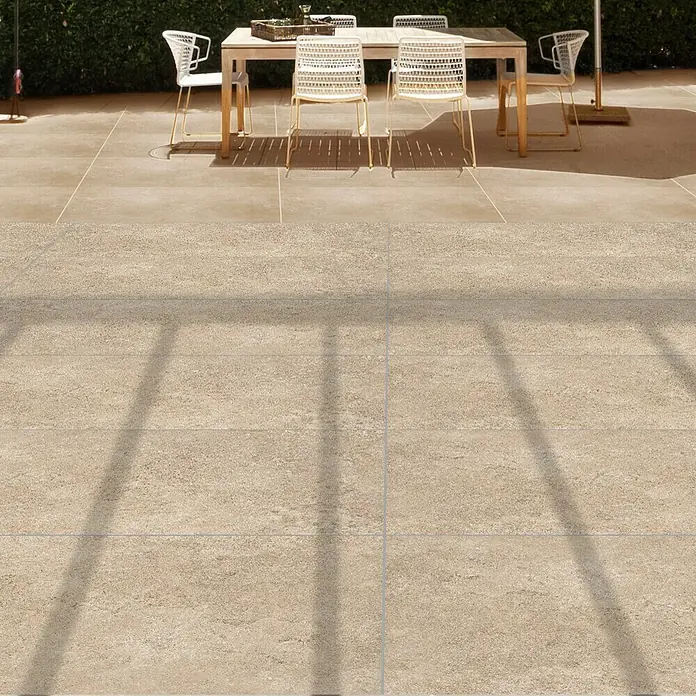 Terrassenfliese My Home - 60 x 120 x 2 cm, Beige, Matt - Das Bild zeigt eine Nahaufnahme eines Outdoor-Bereichs mit beigen Steinzeugfliesen, die einen stilvollen und modernen Bodenbelag bieten.