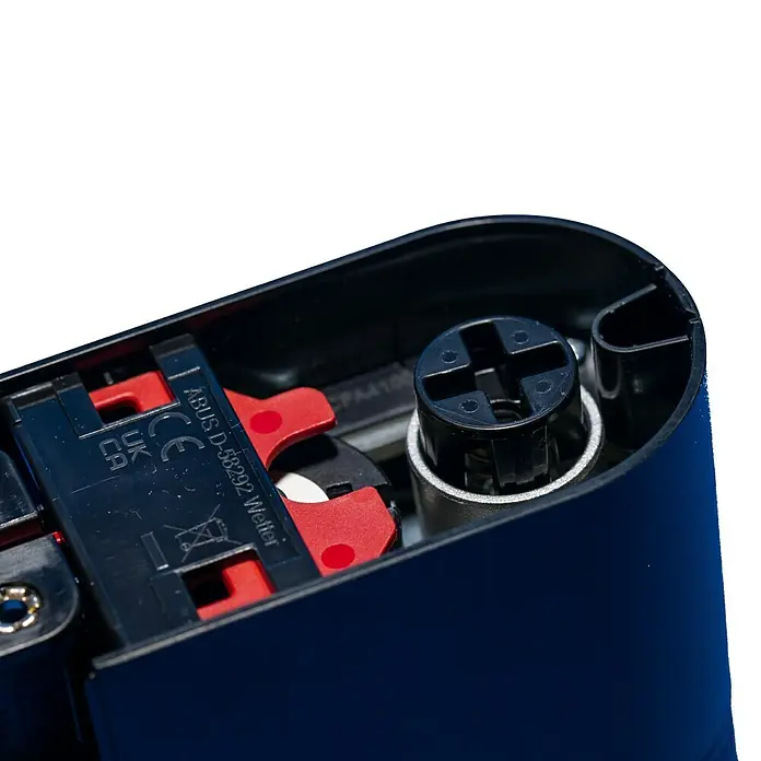 Abus Elektronisches Türschloss LOXERIS CFA4100 BK - Bedienung: Über App, Geeignet für: Türen, Schwarz - Nahaufnahme eines Weller-Lötgeräts mit blauer Hülle und schwarzen sowie roten Details, die die hohe Qualität und Funktionalität hervorheben.