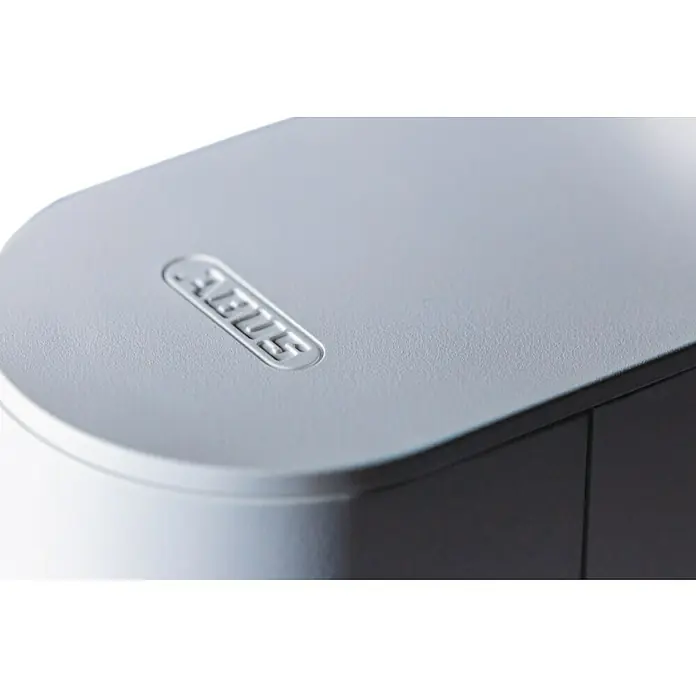 Abus Elektronisches Türschloss LOXERIS CFA4100 W - Bedienung: Über App, Geeignet für: Türen, Weiß - Detailaufnahme des ABUS-Produkts, das eine hochwertige Verarbeitung und das Firmenlogo zeigt. Robustheit und Zuverlässigkeit in Weiß.