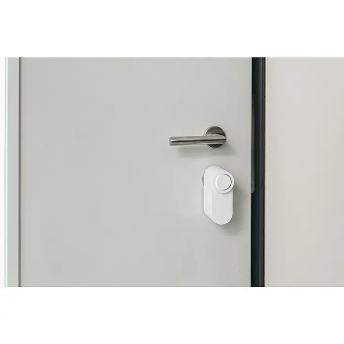 Abus Elektronisches Türschloss LOXERIS CFA4100 W - Bedienung: Über App, Geeignet für: Türen, Weiß - Intelligentes Türschloss mit modernem Design in Weiß an einer grauen Tür montiert, unterhalb eines silbernen Türgriffs.