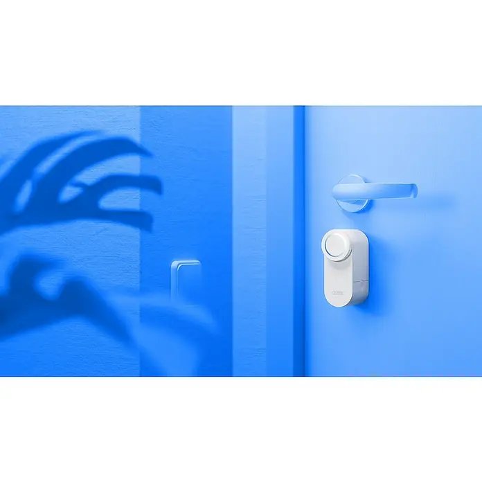 Abus Elektronisches Türschloss LOXERIS CFA4100 W - Bedienung: Über App, Geeignet für: Türen, Weiß - Aufnahme einer ABUS-Türsicherung an einer blauen Tür mit einem Schatten, der eine unheimliche Hand andeutet.