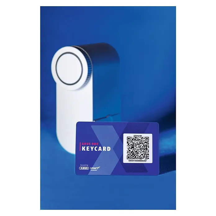 Abus Elektronisches Türschloss LOXERIS CFA4100 W - Bedienung: Über App, Geeignet für: Türen, Weiß - ABUS Smart Locks Produktbild. Ein ABUS Keycard mit QR-Code und ein ABUS Smart Lock sind auf blauem Hintergrund zu sehen.