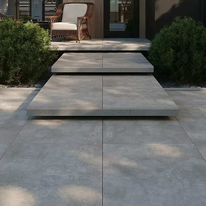 Terrassenfliese Beton - 60 x 60 x 2 cm, Hellgrau, Matt - Die grauen Steinplatten mit modernen, abgestuften Stufen schaffen einen stilvollen Zugang zum Haus mit einladendem Außenbereich.
