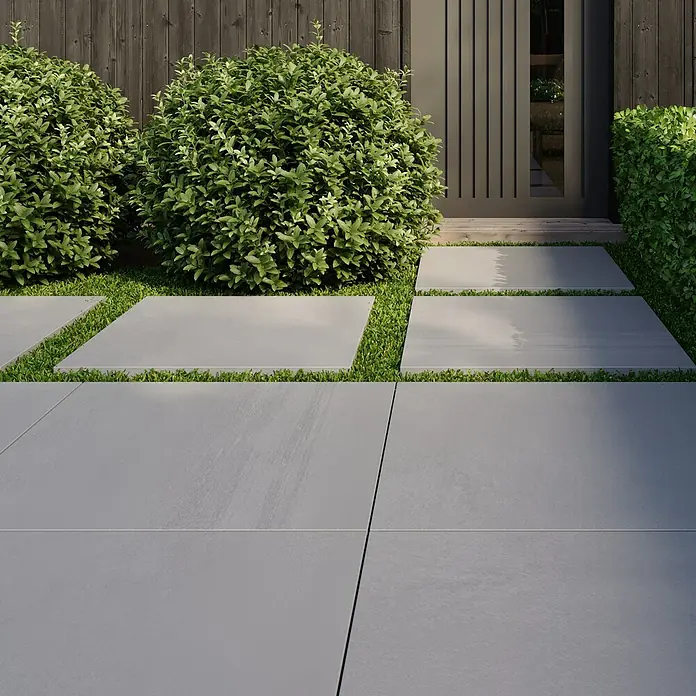 Terrassenfliese Modena - 80 x 80 x 2 cm, Dusty/Grau, Matt - Elegante graue Gartenplatten fügen sich nahtlos in die grüne Umgebung ein und schaffen einen modernen Außenbereich. Das harmonische Design lädt zum Verweilen ein.