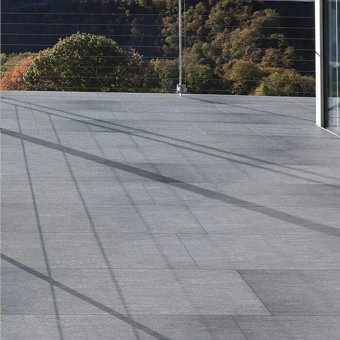 Terrassenfliese Vallis - 40 x 80 x 2 cm, Grau, Matt - Hier ist ein Bild von grauen Bodenfliesen im Außenbereich. Die Fliesen sind rechteckig und haben eine matte Oberfläche, die modern und stilvoll wirkt.