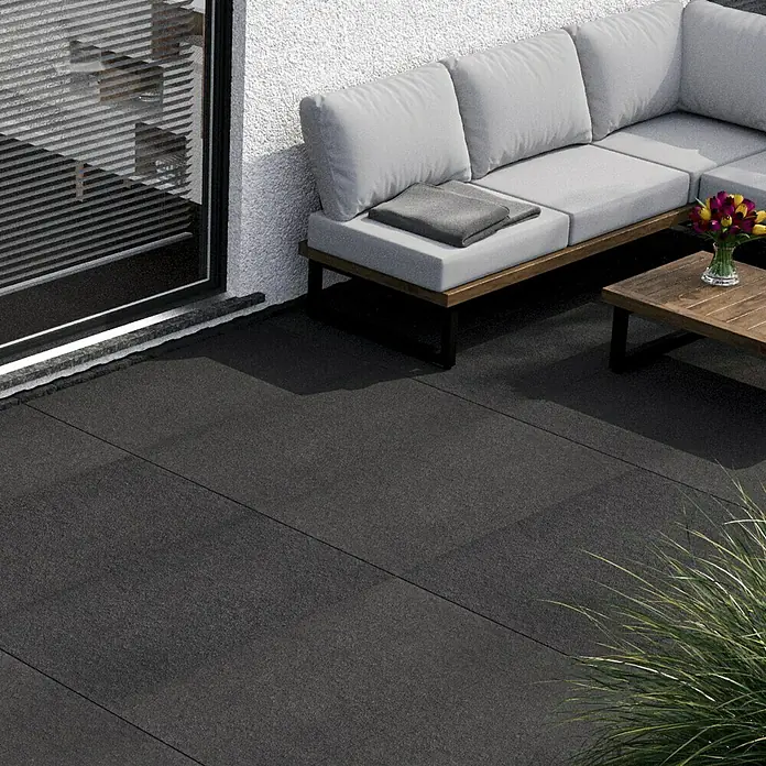 Terrassenfliese Basalt 2.0 - 59,7 x 119,7 x 2 cm, Basaltgrau, Matt - Außenaufnahme von modernen dunklen Terrassenplatten, die einen stilvollen und robusten Bodenbelag für den Außenbereich darstellen.