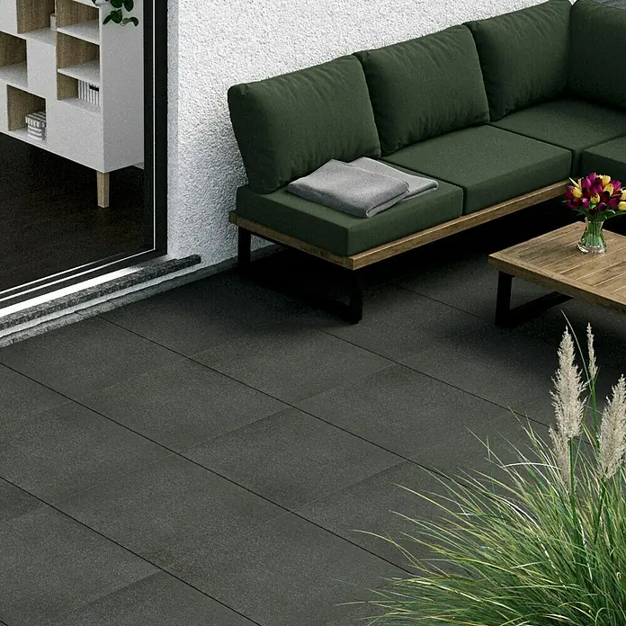 Terrassenfliese Basalt 2.0 - 59,7 x 59,7 x 2 cm, Basaltgrau, Matt - Bild von anthrazitfarbenen Terrassenfliesen, die ein elegantes und modernes Outdoor-Ambiente schaffen.