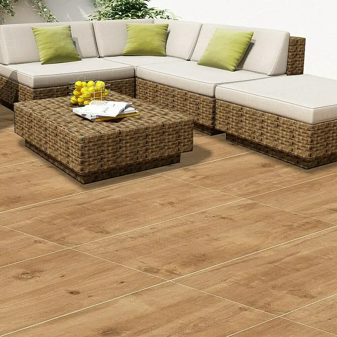 Terrassenfliese Timbertwo - 40 x 120 x 2 cm, Natural/Braun, Matt - Bild eines modularen Lounge-Sets aus Rattan mit Couchtisch und Hockern auf einem Fliesenboden in Holzoptik, ideal für den Außenbereich.