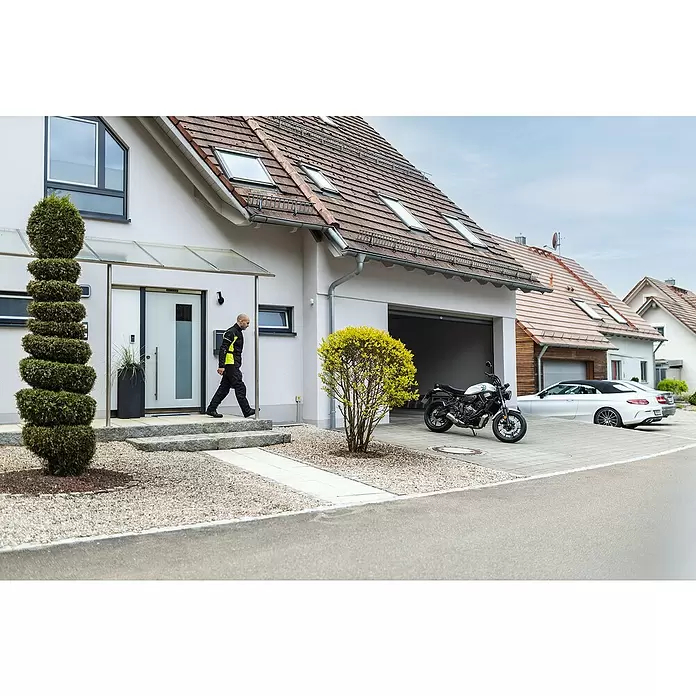Abus Bremsscheibenschloss GRANIT™ Detecto One 8078 2.0 - Geeignet für: Motorrad, Blau - Mann verlässt modernes Haus, Smart-Security-Kamera und Video-Gegensprechanlage am Eingang sichtbar.