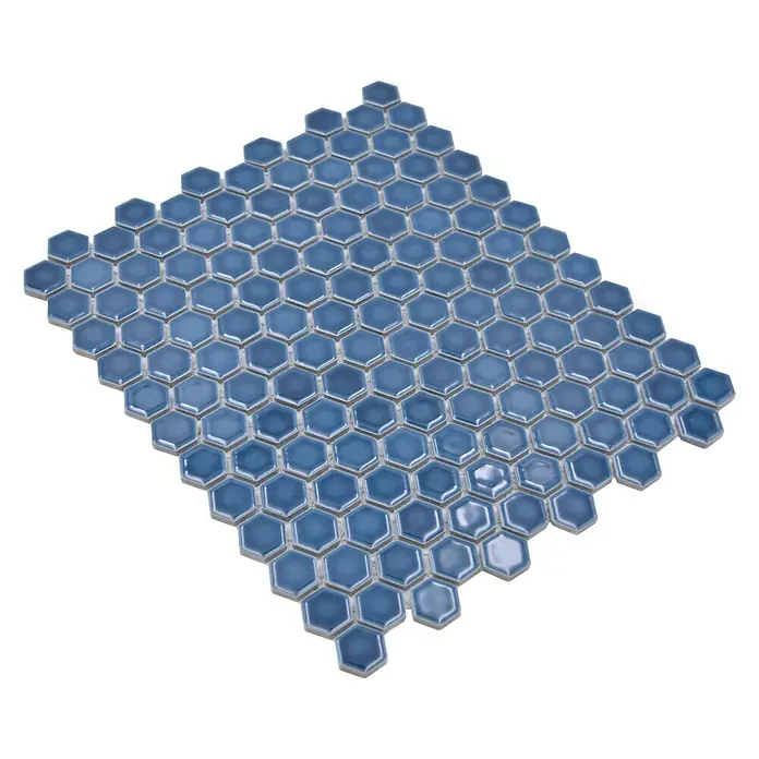 Mosaikfliese Hexagon Uni HX 230 - 26 x 30 cm, Blau, Glänzend - Nahaufnahme eines Bogens mit sechseckigen Mosaikfliesen in einem glänzenden Blauton, ideal für Bad und Küche.