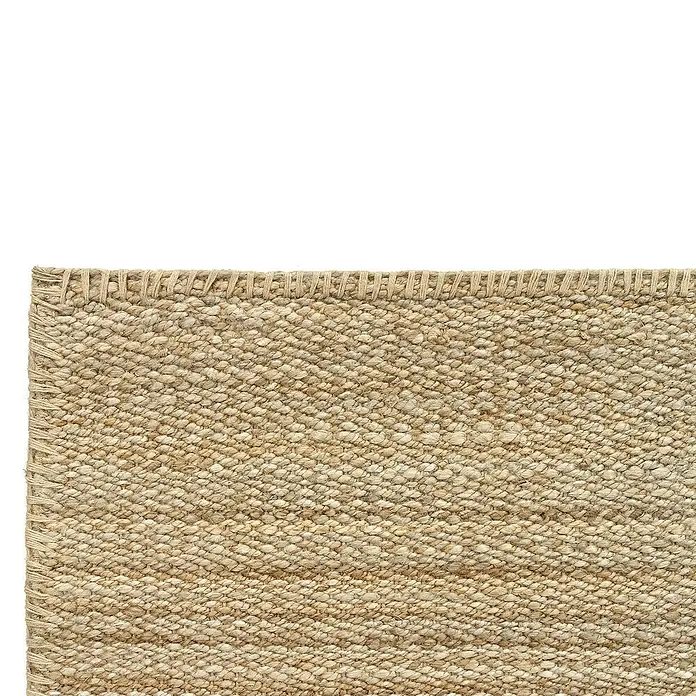 Alfombra de yute Córdoba - Natural, 230 x 160 cm, 100% yute - Primer plano de una alfombra beige con un borde decorativo, destacando texturas naturales y artesanía.