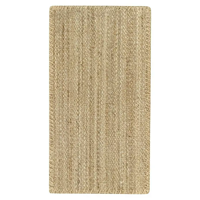 Alfombra de yute Córdoba - Natural, 110 x 60 cm, 100% yute - Primer plano de una alfombra rectangular de fibra natural, con un diseño sencillo y de un solo color con un sutil detalle de borde.