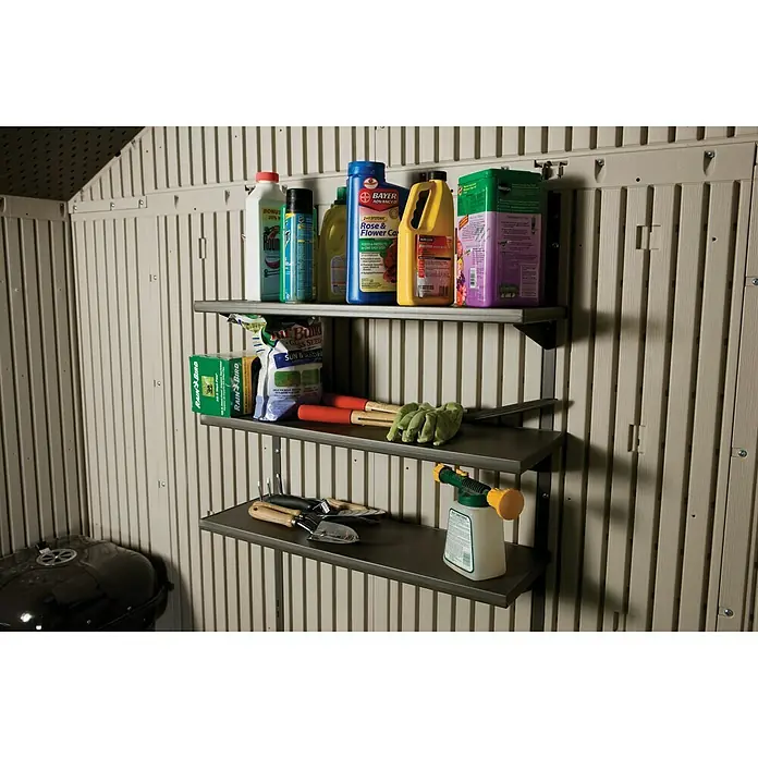 Lifetime Regal - 25 x 76 x 10 cm - Eine Nahaufnahme von drei Regalen an einer Wand, die mit Gartengeräten und Zubehör gefüllt sind. Perfekt für die Organisation im Garten.