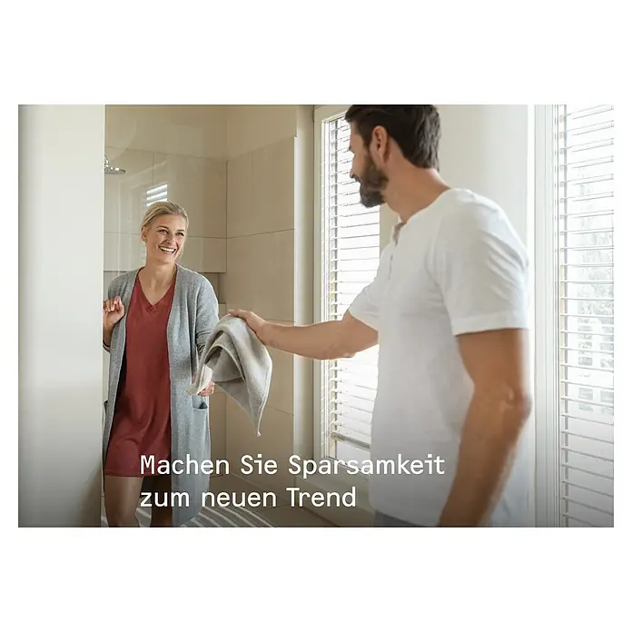Stiebel Eltron Durchlauferhitzer DHB 18 ST Trend 25 A - 18 kW, Elektronisch, Geschlossen - Ein Mann reicht einer Frau, die aus der Dusche kommt, ein Handtuch. Die Badezimmerarmaturen sind im Hintergrund zu sehen.