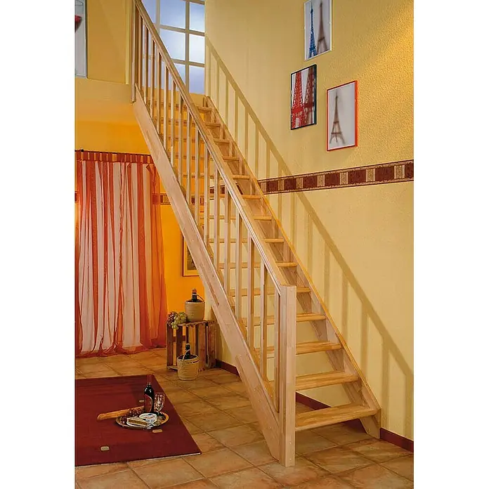 Dolle Raumspartreppe Paris - Breite: 83,5 cm, Buche, Natur, Lackiert, Geschosshöhe: 280,5 cm, Gerade, Rechteckstäbe Holz, Ohne Setzstufen - Eine Holztreppe führt in einem hellen Raum nach oben, der mit Deko und Gemälden verziert ist. Die Treppe ist das zentrale Element des Raumes.