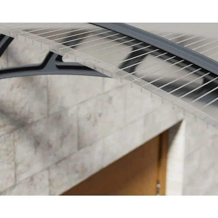 Palram – Canopia Marquesina para puerta Neo - An x Pr x Al: 136,5 x 85,5 x 30 cm - Primer plano de un toldo para puerta con placa de policarbonato transparente y soportes grises en una pared de piedra.
