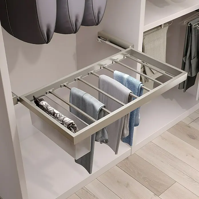 Emuca Hosenhalter Hack - Breitenverstellung: 560 mm - 594 mm, Steingrau - Ausziehbarer Hosenhalter aus Metall für Kleiderschränke, ideal zur Aufbewahrung von Hosen und Accessoires im Schlafzimmer.