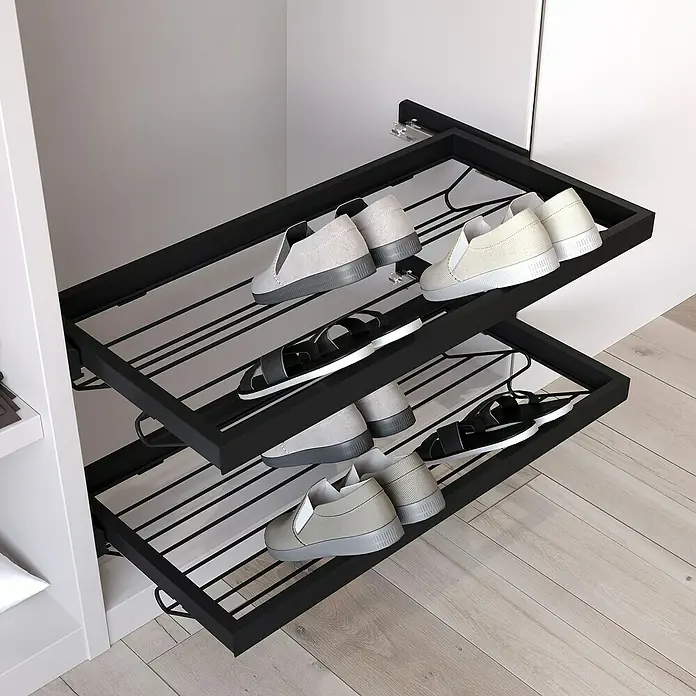 Emuca Schuhauszug - Breitenverstellung: 760 mm - 794 mm, Tiefschwarz - Ein ausziehbarer Schuhschrank mit zwei Ebenen zeigt eine Auswahl an Schuhen, darunter Slip-Ons und Sandalen. Der Schuhschrank ist in einem Schrank installiert.
